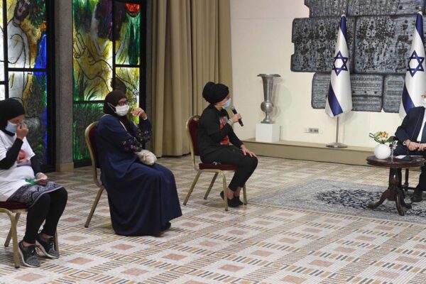 נשיא המדינה במפגש עם נציגות צעדת "אימהות למען החיים" הקוראות למאבק בפשיעה בחברה הערבית.16 באוגוסט (צילום: מארק ניימן/ לע"מ)