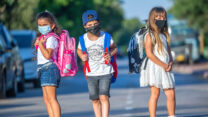 תלמידים בדרכם לבית הספר (צילום: יוסי אלוני/פלאש90)