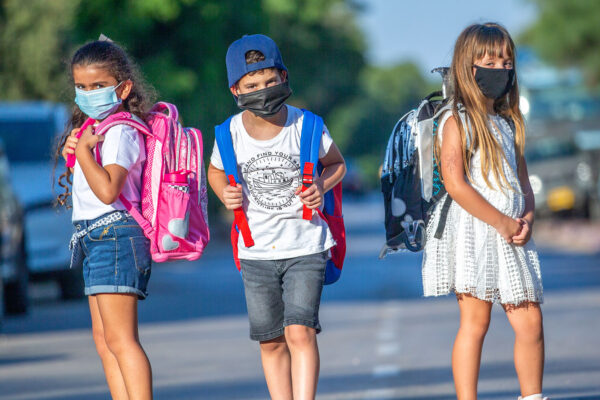 תלמידים בדרכם לבית הספר (צילום: יוסי אלוני/פלאש90)