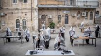 חסידי קרלין מתפללים מחוץ לבית הכנסת שלהם בירושלים, 10 באוגוסט 2020 (צילום: יונתן זינדל / פלאש 90)