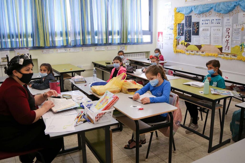 מורה בכיתה בתקופת הקורונה. (צילום: גרשון אילנסון/פלאש90) מורה בכיתה בתקופת הקורונה. (צילום: גרשון אילנסון/פלאש90)
