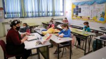 מורה בכיתה בתקופת הקורונה. (צילום: גרשון אילנסון/פלאש90)