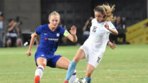 קארין סנדל במדי נבחרת ישראל מול צ'לסי (צילום: מושיק אושרי)