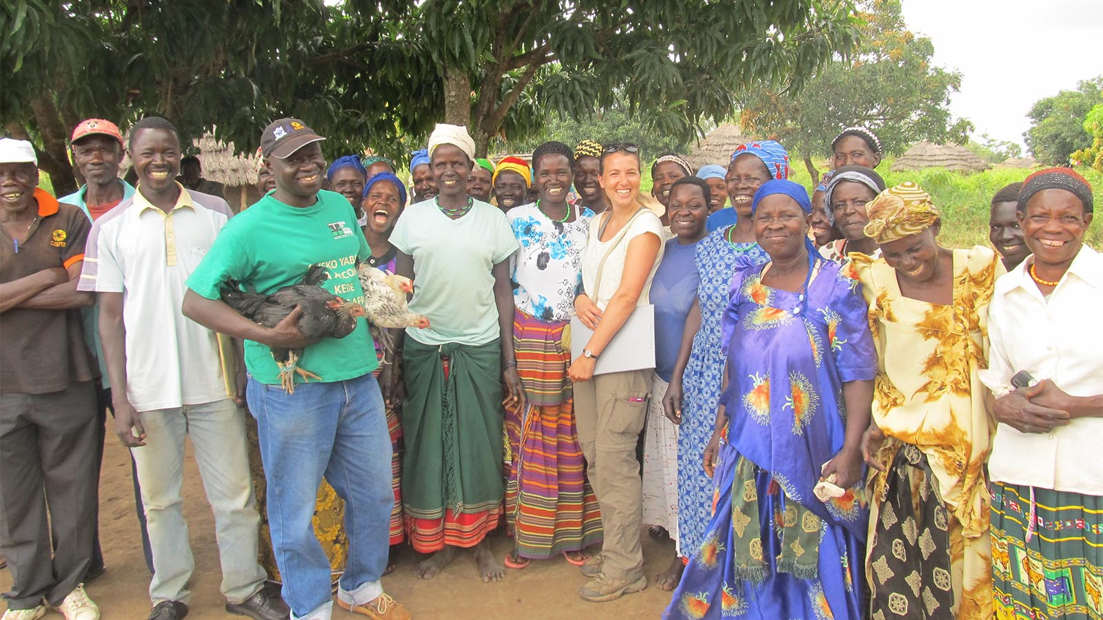 חגית פרויד (במרכז),  עם קבוצת הלוואה וחסכון במחוז קיטגום צפון אוגנדה, 2013. (צילום: אלבום פרטי)
