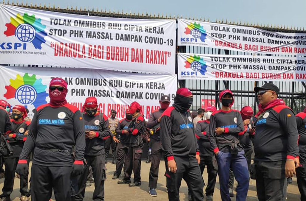 הפגנת איגודים מקצועיים באינדונזיה נגד "חוק ההסדרים ליצירת מקומות עבודה". (צילום: IndustriAll)