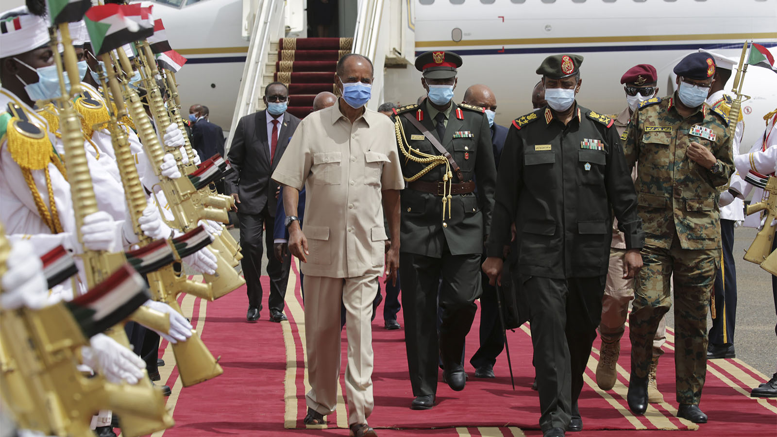 ראש ממשלת המעבר של סודאן, עבד אל-פתאח בורהאן (מימין) עם נשיא אריתריאה איסאייס אפוורקי, בנמל התעופה בבירת סודאן. צילום: (AP Photo/Marwan Ali)