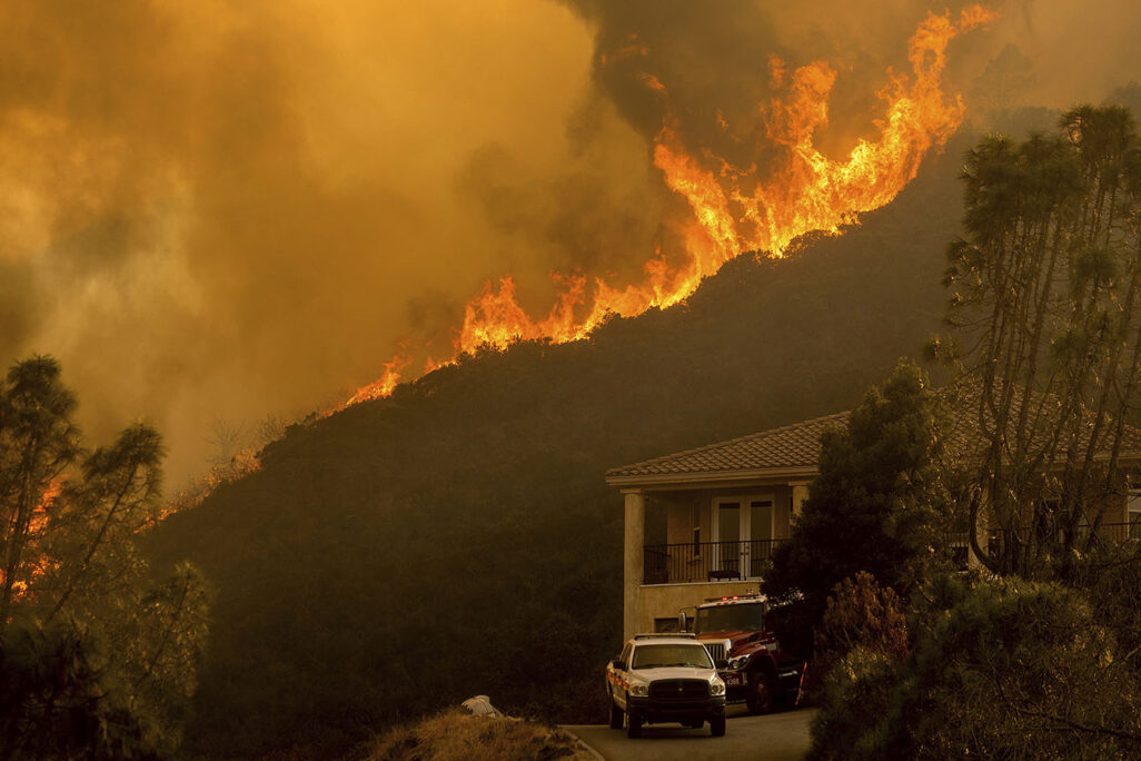 שריפה בקליפורניה, השבוע. 1,200 קילומטרים רבועים בוערים  (AP Photo/Noah Berger)