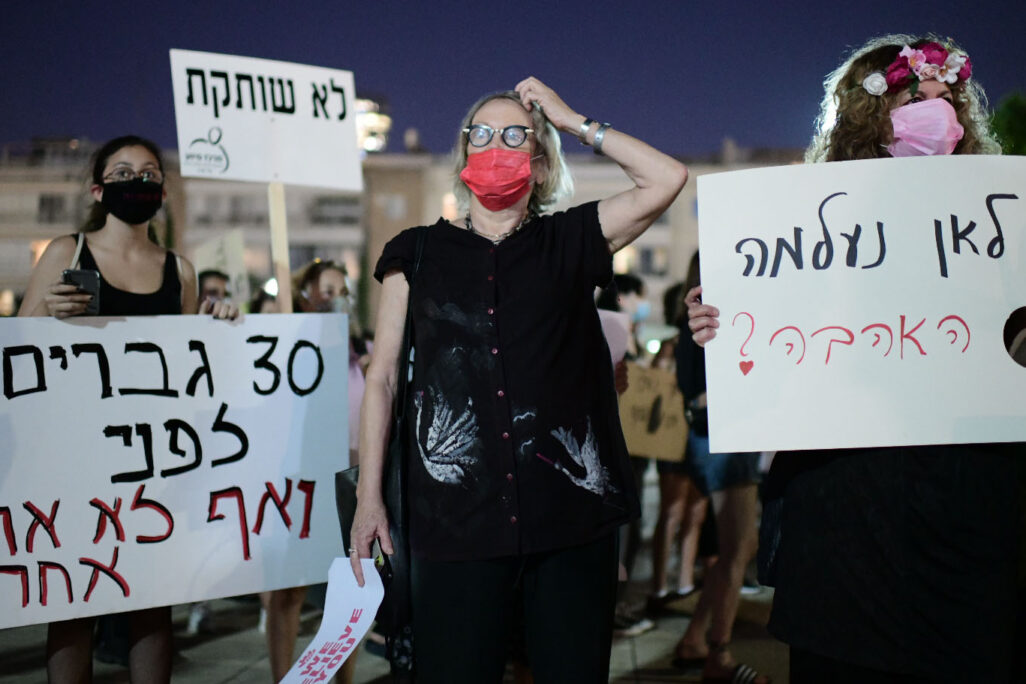 הפגנת מחאה על פרשת האונס של ילדה בת 16 באילת, בכיכר הבימה בתל אביב. 20 באוגוסט 2020.
(צילום: תומר ניוברג / פלאש 90)