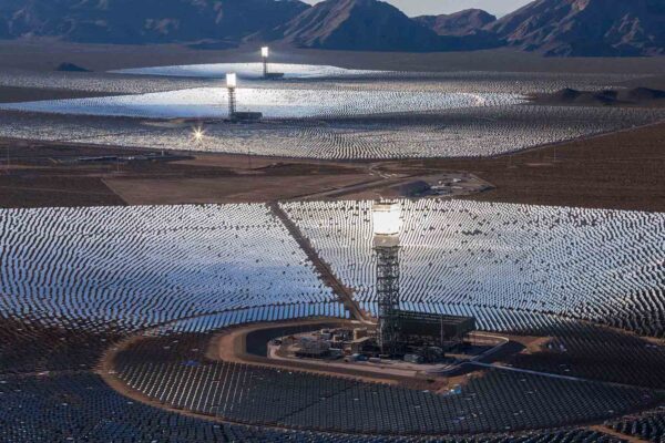 מתקן להפקת אנרגיה סולרית בניפטון שבקליפורניה. ״30% ממשק החשמל צריך לעבור לאנרגיה מתחדשת״ (צילום: Brett Beyer / Shutterstock.com)