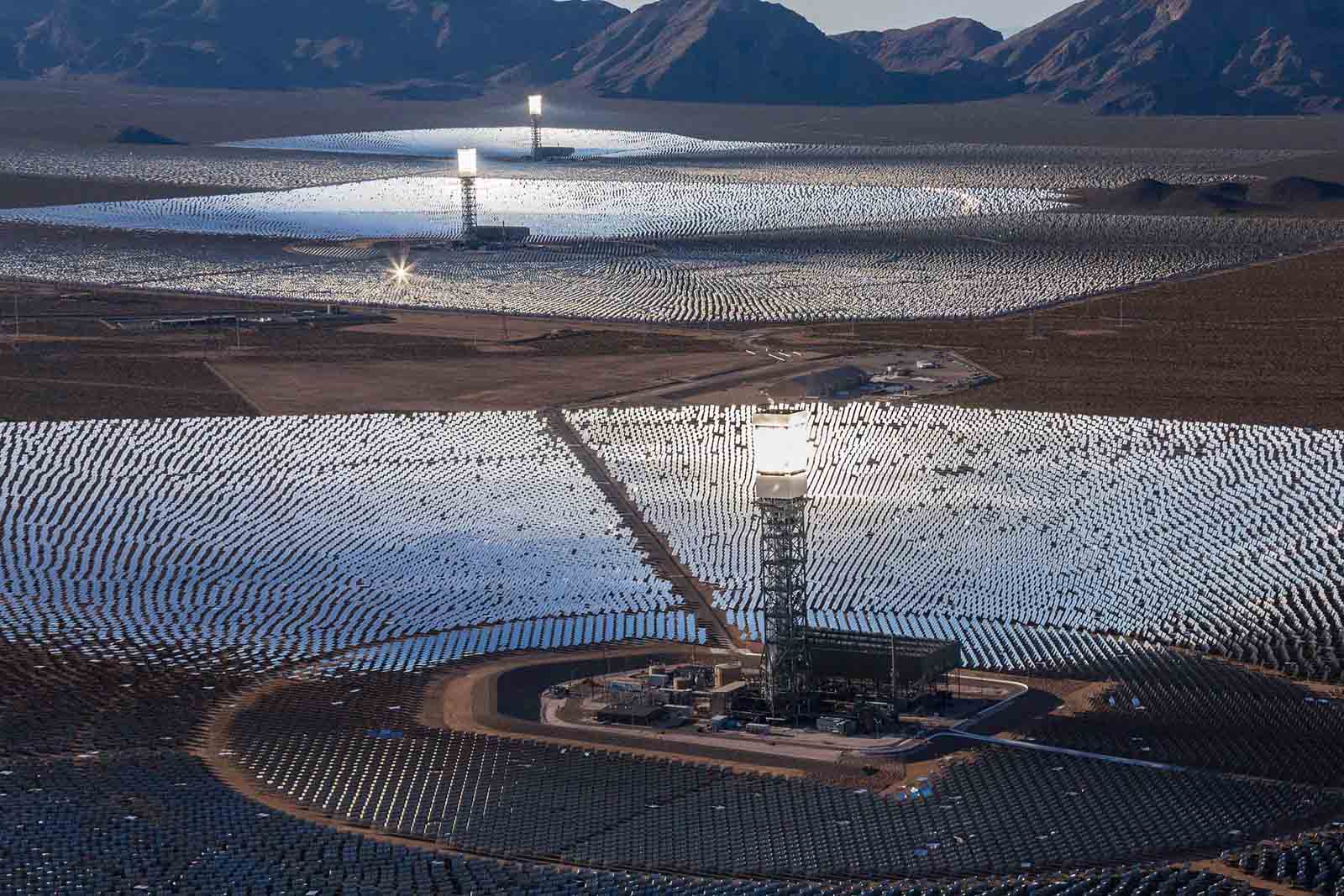 מתקן להפקת אנרגיה סולרית בניפטון שבקליפורניה(צילום: Brett Beyer / Shutterstock.com)
