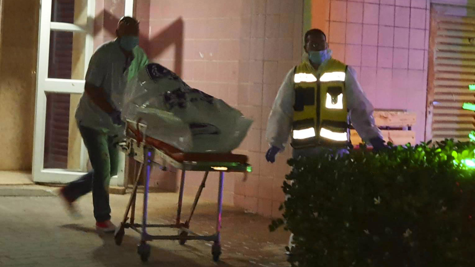 צוות זק"א מטפל בגופתה של אישה שנפטרה בביתה ונמצא לאחר ימים רבים, בדימונה 15 באוגוסט 2020 (צילום: דן בונבידה)