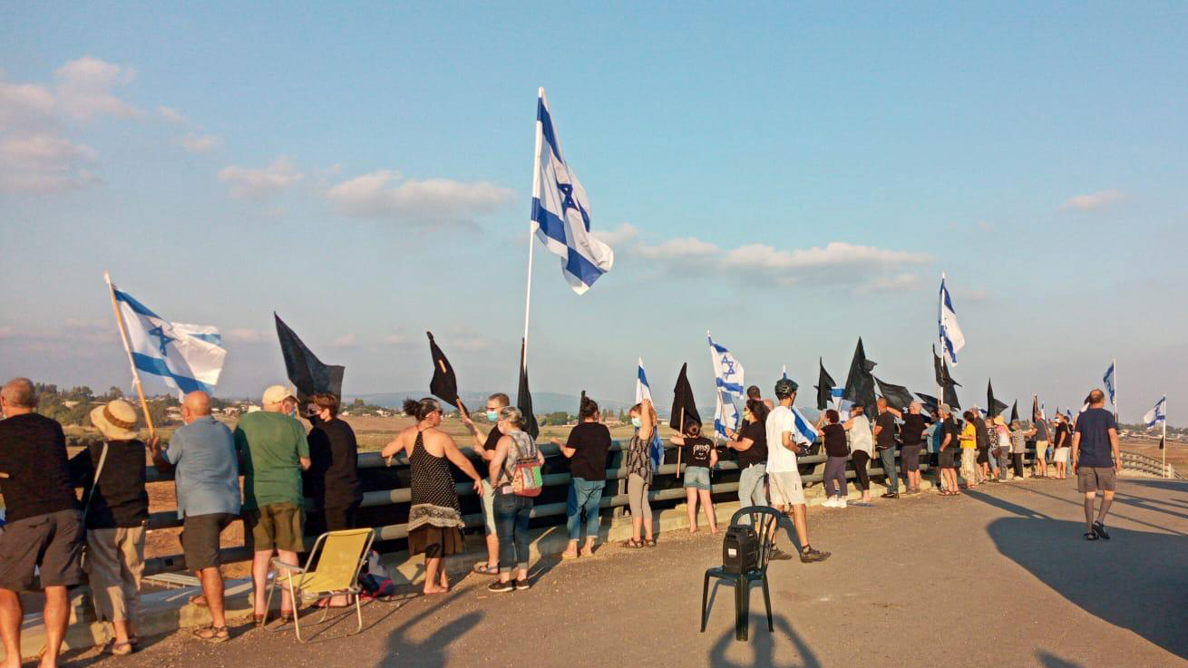 מפגינים בכפר יהושע (צילום: מחאת הדגלים השחורים)