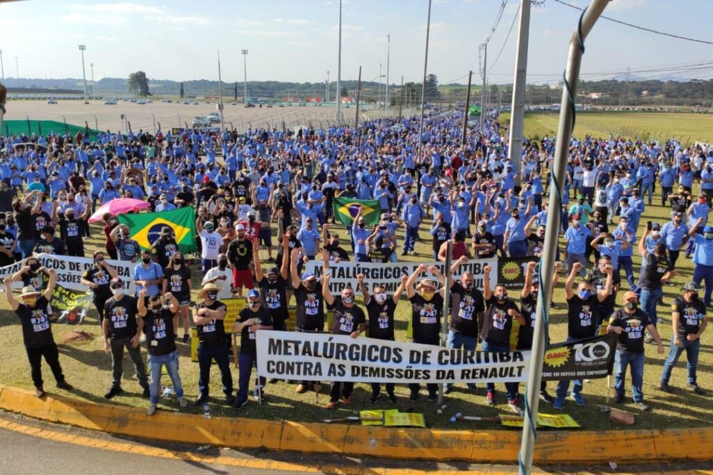 חברי איגוד עובדי המתכת בקוריטיבה שבברזיל מפגינים נגד פיטורי 747 עובדי מפעל 'רנו' בעיר (צילום: Indusriall)