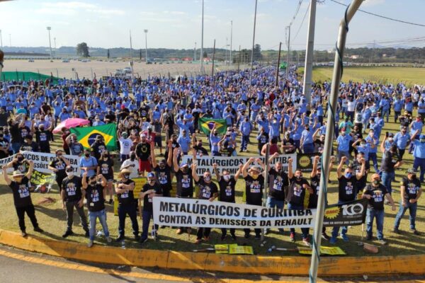חברי איגוד עובדי המתכת בקוריטיבה שבברזיל מפגינים נגד פיטורי 747 עובדי מפעל 'רנו' בעיר (צילום: Indusriall)
