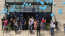 עובדי בזק בינלאומי הפריחו בלונים במחאה על אלימות נגד נשים (צילום: חברת פלאפון)