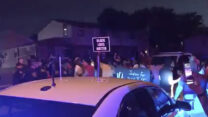 מפגינים בקנושה בוויסקונסין לאחר שגבר שחור נורה שבע פעמים בגבו על ידי שוטר (צילום: WDJT-TV via AP)