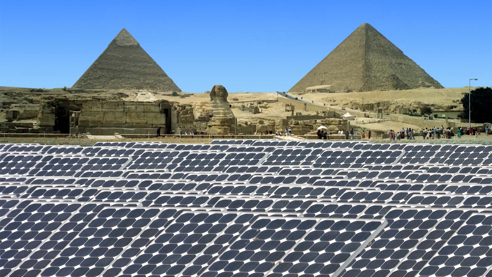 ألواح شمسية في منظر الأهرامات في الجيزة، مصر. &quot; إن قطار استبدال الوقود الأحفوري بالطاقة المتجددة قد غادر المحطة بالفعل، لكن الأمر ليس بهذه البساطة&quot; (تصوير: Shutterstock)