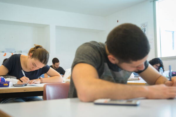 תלמידי תיכון בבחינת בגרות (צילום: נועם רבקין פנטון/פלאש90)