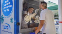אדם עובר בדיקת קורונה בעמדת בדיקה ניידת ברמלה (צילום: יוסי אלוני/פלאש90)