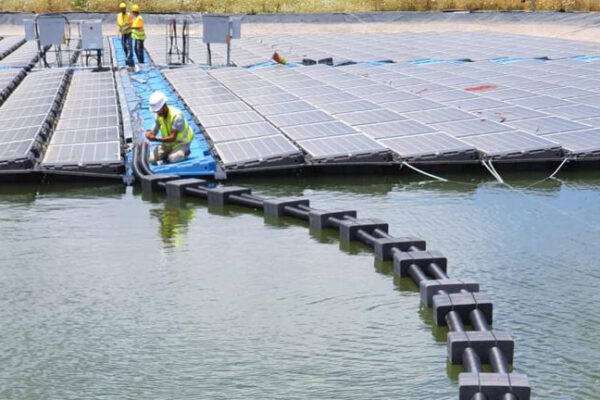 התקנת לוחות סולריים מעל מאגרי מים (צילום: שגיא מורן)