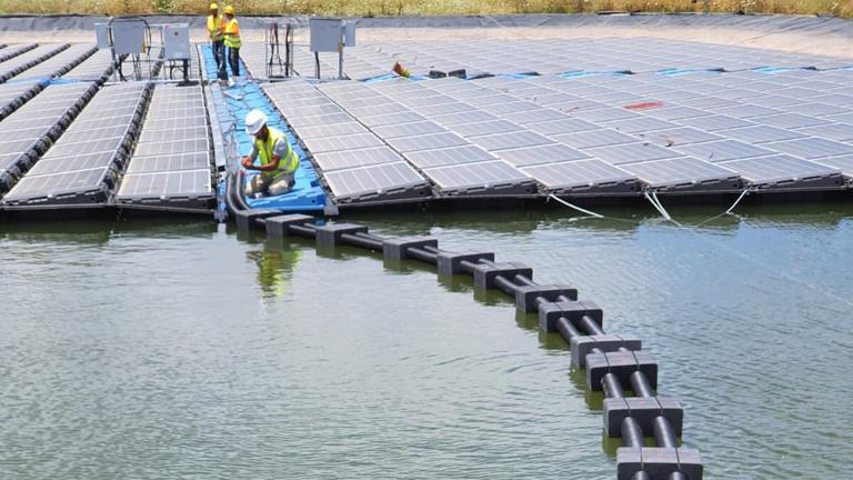 התקנת לוחות סולריים מעל מאגרי מים (צילום: שגיא מורן)