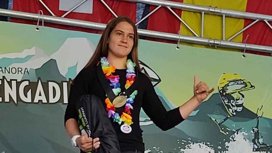 דניאלה פלג זוכה במדליית זהב עד גיל 19 באליפות אירופה בגלישה (תמונות: איגוד השייט)