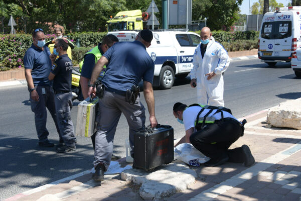 זירת האירוע בפתח תקוה (צילום: דוברות המשטרה)