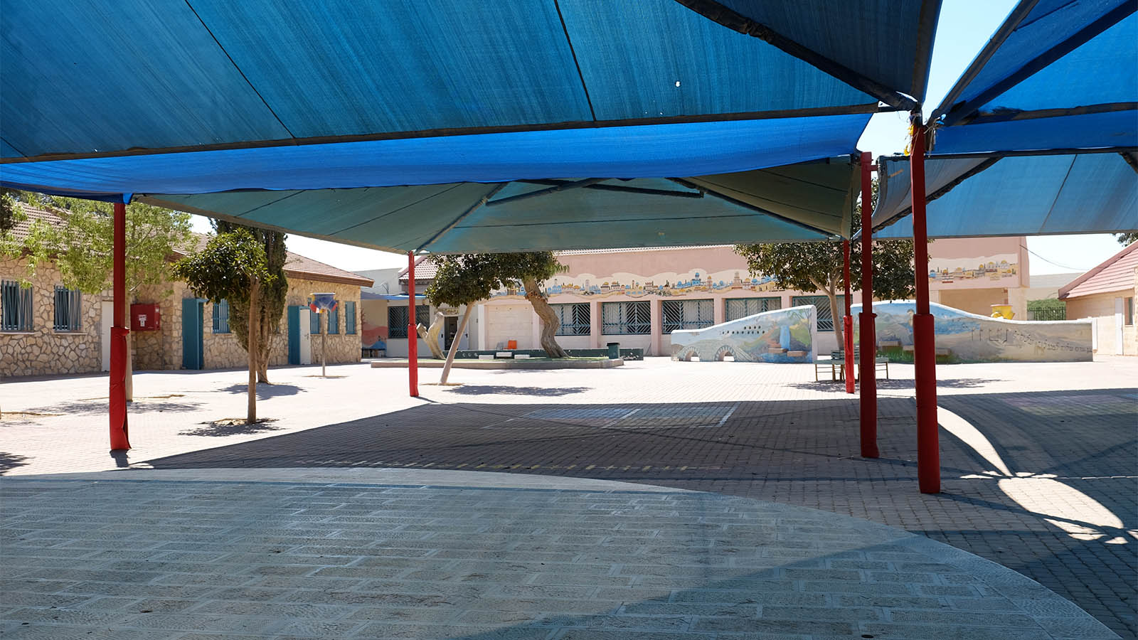 ציליות בחצר בית הספר 'קול יעקב' בירוחם תחתיהן אמורים ללמוד תלמידות ותלמידים (צילום: דוד טברסקי)