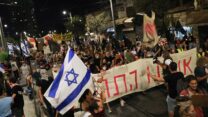 מפגינים מול מעון ראש הממשלה בירושלים ב- 29 באוגוסט 2020. (צילום: אוליבייה פיטוסי / פלאש90)