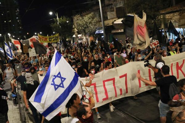 מפגינים מול מעון ראש הממשלה בירושלים ב- 29 באוגוסט 2020. (צילום: אוליבייה פיטוסי / פלאש90)