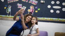 אמא ותלמידה ביום הראשון ללימודים בכיתה א' (צילום: הדס פרוש / פלאש 90)