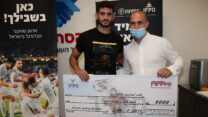 מנכ"ל ארגון שחקני הכדורגל מושיקו מישאלוף ובוגר הקורס אחמד שעבאן (צילום: דני מרון)