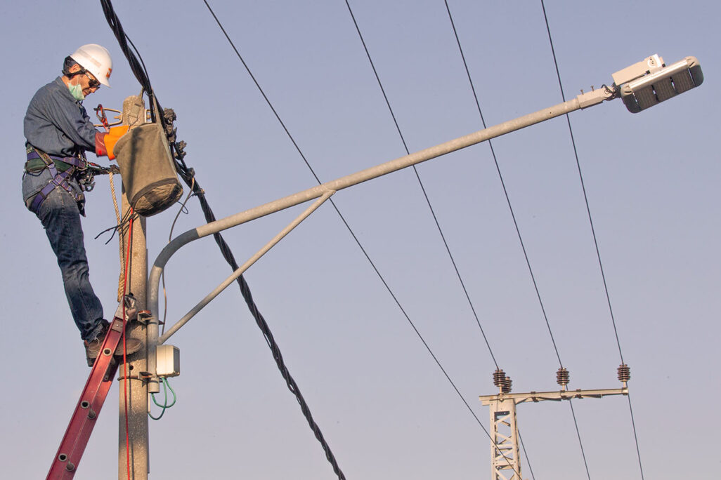 עובד חברת חשמל מתקן קו מתח בזמן גל החום. 29 באוגוסט (צילום: יוסי אלוני/פלאש90)