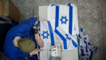 עובדת במפעל דגלים בירושלים (צילום: יונתן סינדל / פלאש 90).