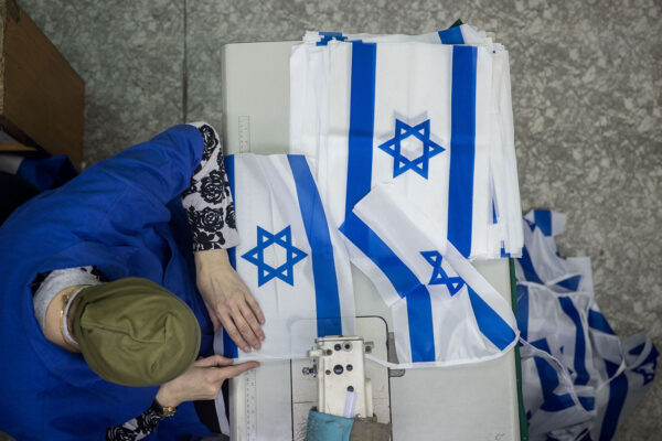 עובדת במפעל דגלים בירושלים (צילום: יונתן סינדל / פלאש 90).
