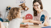 טיפול בילדים (צילום: Shutterstock)