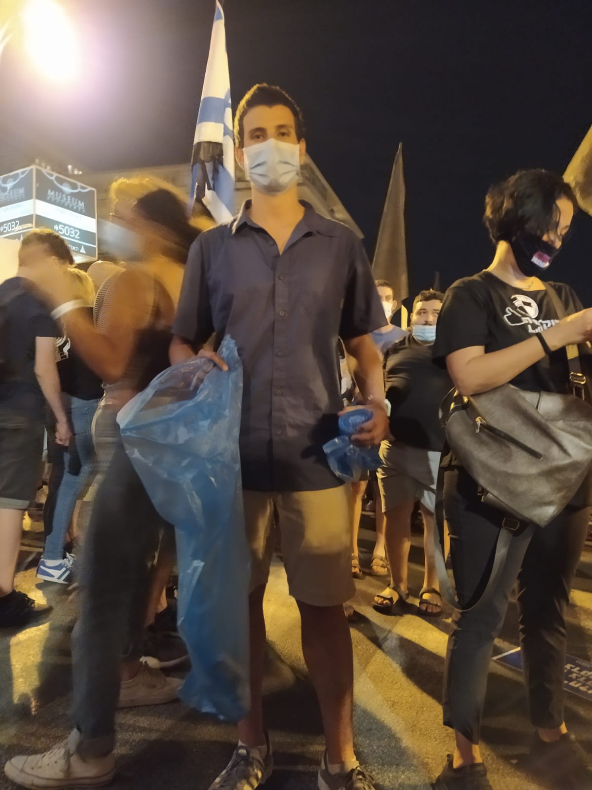 נעם (22) ממבשרת ציון, מנקה את אזור הפגנות המחאה מול מעון ראש הממשלה, 15 באוגוסט 2020 (צילום: יהל פרג')