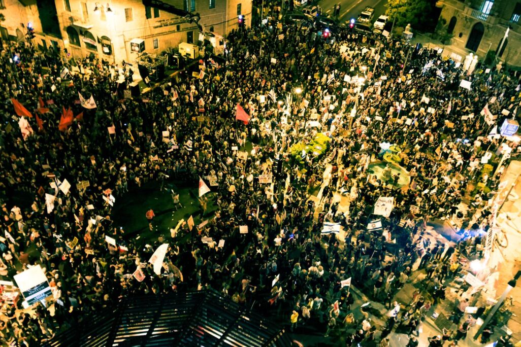 הפגנת מחאה כנגד מדיניות הממשלה, כיכר פריז בירושלים, 15 באוגוסט 2020 (צילום: תנועת הדגלים השחורים)