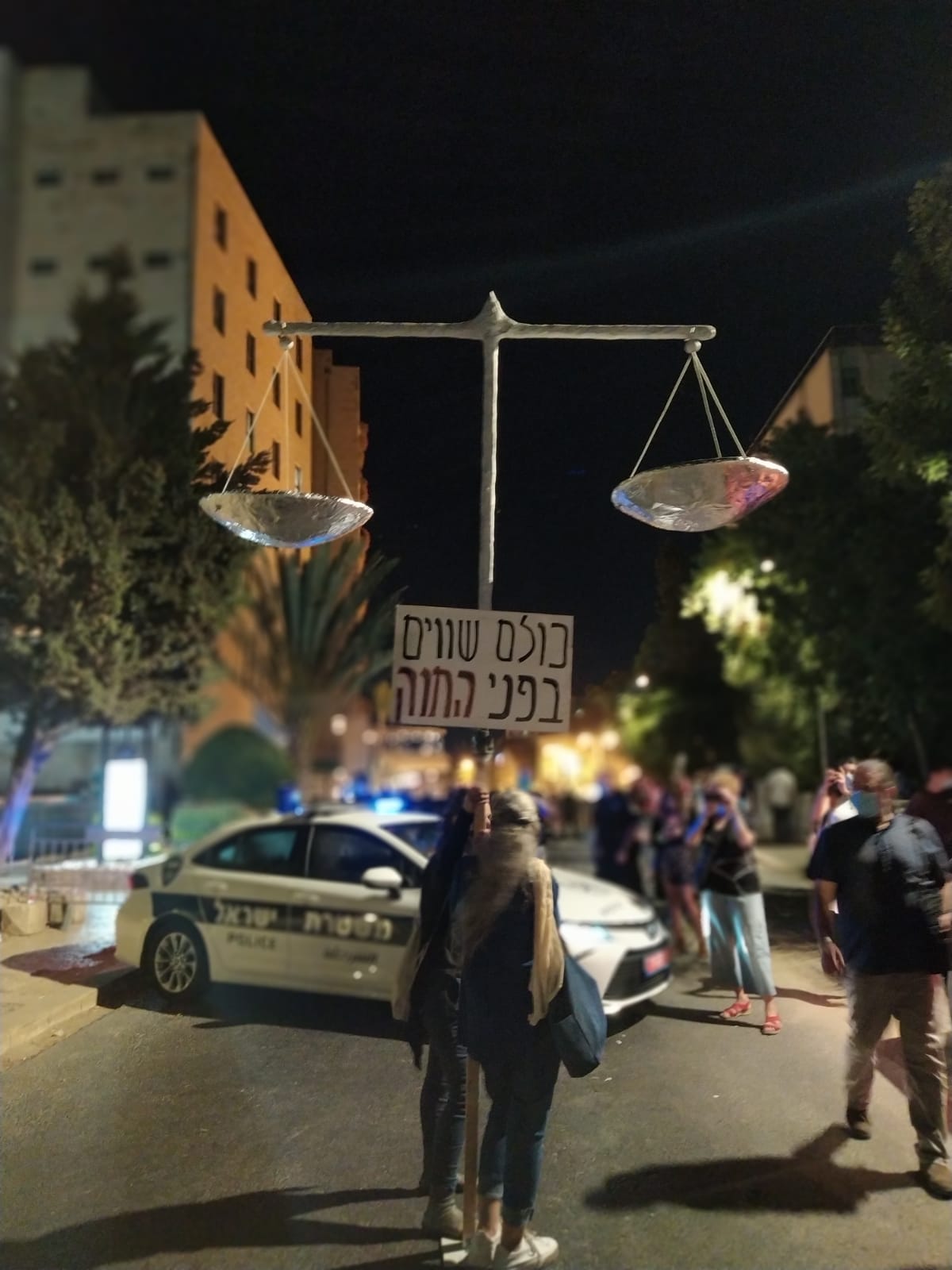 מיצג בהפגנת המחאה מול בית ראש הממשלה ברחוב בלפור בירושלים, 15 באוגוסט 2020 (צילום: יהל פרג')