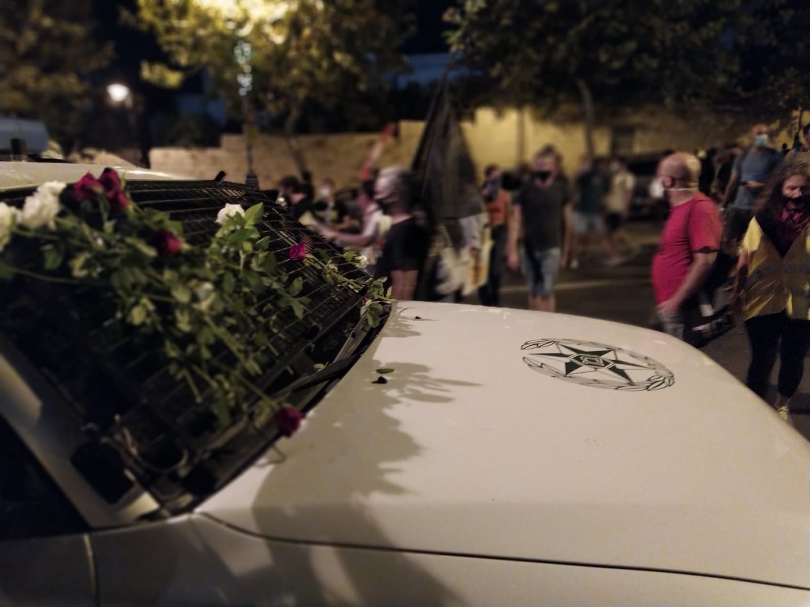 פרחים על ניידת משטרה בהפגנות המחאה מול מעון ראש הממשלה, 15 באוגוסט 2020 (צילום: יהל פרג')