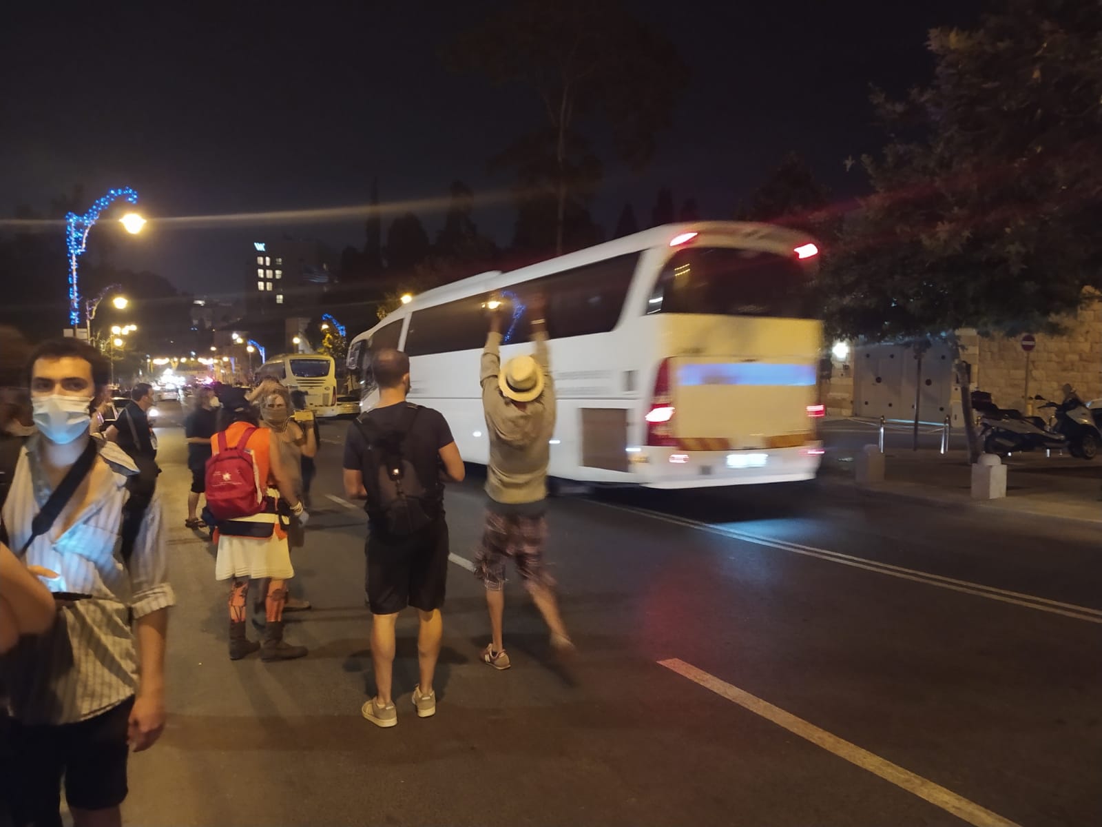 מפגינים לצד אוטובוסים עם עצורים יוצאים ממתחם ההפגנות מול מעון ראש הממשלה, 23 באוגוסט 2020 (צילום: יהל פרג')