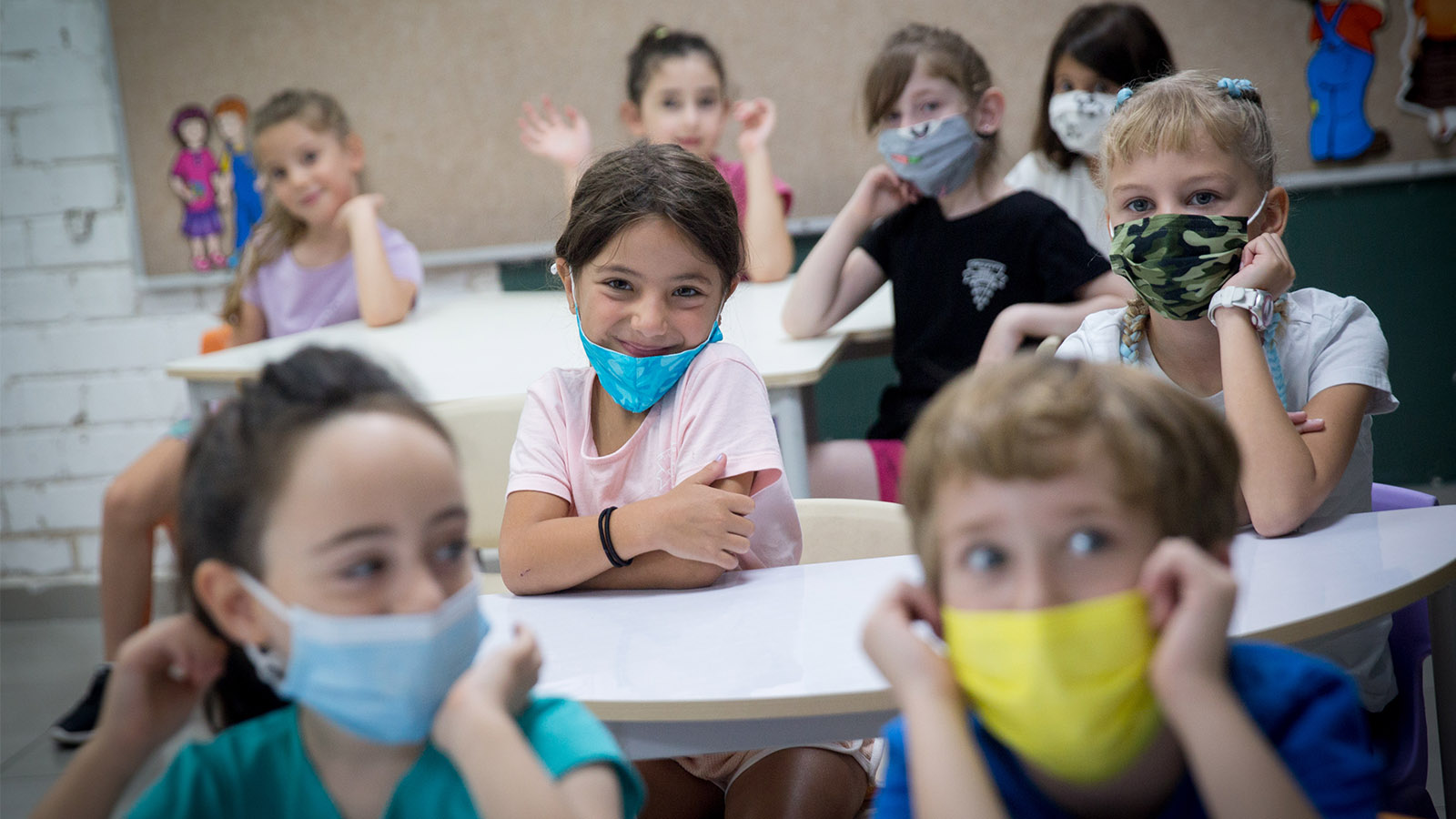 תלמידים ביום הראשון ללימודים, בית הספר גבריאלי בתל אביב (צילום: מירים אלסטר/ פלאש 90)