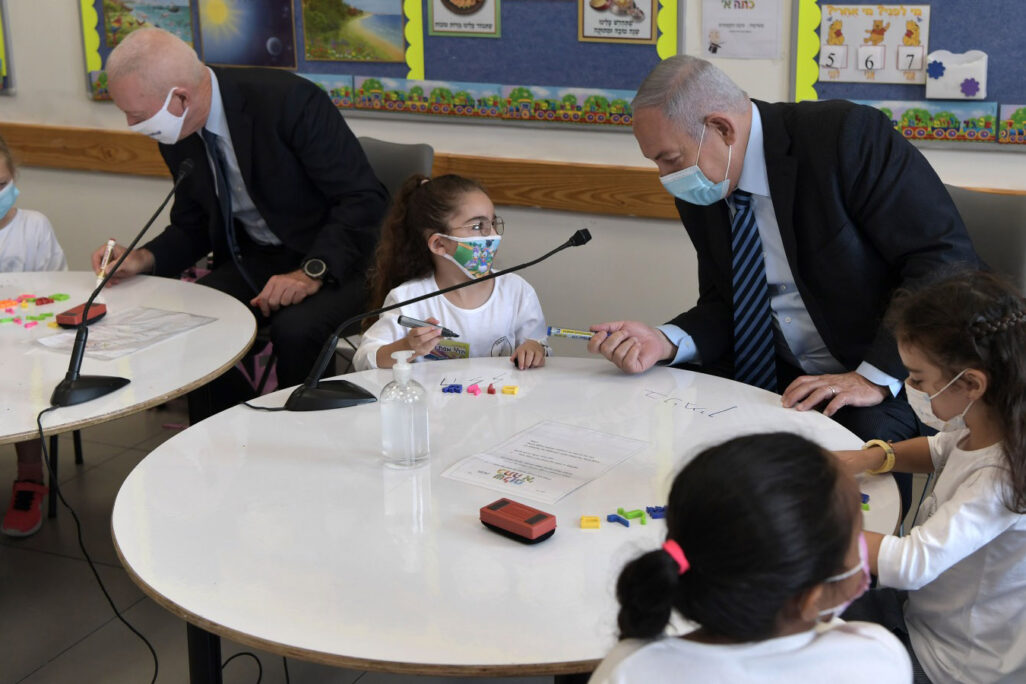 ראש הממשלה בנימין נתניהו ושר החינוך יואב גלנט השתתפו הבוקר בטקס פתיחת שנת הלימודים התשפ"א, בבית הספר "נטעים" במבוא חורון, במועצה אזורית בנימין. (צילום: קובי גדעון / לע"מ) ראש הממשלה בנימין נתניהו ושר החינוך יואב גלנט השתתפו הבוקר בטקס פתיחת שנת הלימודים התשפ"א, בבית הספר "נטעים" במבוא חורון, במועצה אזורית בנימין. (צילום: קובי גדעון / לע"מ)