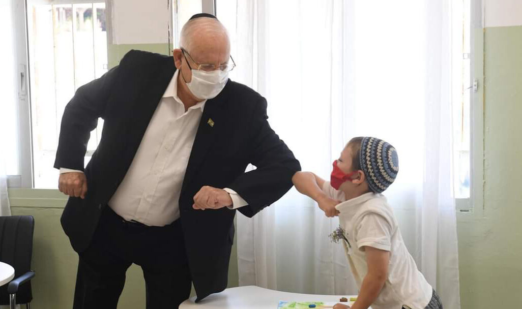 נשיא המדינה ראובן רובי ריבלין בבית ספר בבית שמש (צילום: דוברות בית הנשיא) נשיא המדינה ראובן רובי ריבלין בבית ספר בבית שמש (צילום: דוברות בית הנשיא)