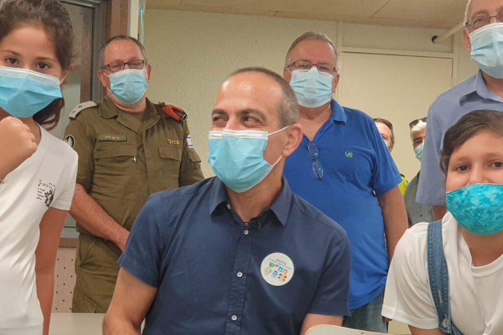 פרופ' רוני גמזו, מנהל "מגן ישראל" בבית הספר "רביבים" בחולון (צילום: דוברות משרד הבריאות)