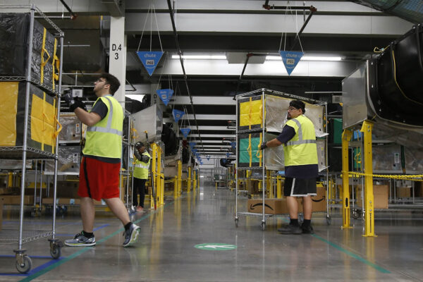 עובדי אמזון במחסן באריזונה (למצולמים אין קשר לכתבה) (AP Photo/Ross D. Franklin)