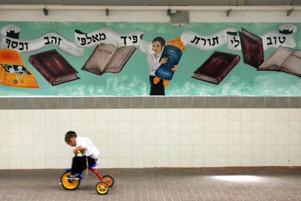 ילד רוכב על אופניים בבית ספר בביתר עילית. ארכיון. (צילום: נתי שוחט/פלאש90)