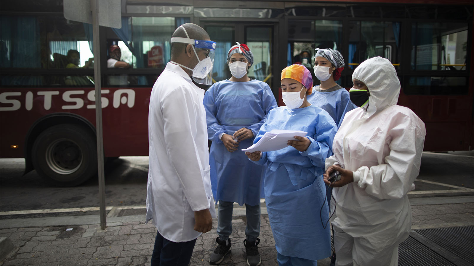 עובדי רפואה בקראקס שבוונצואלה (AP Photo/Ariana Cubillos)