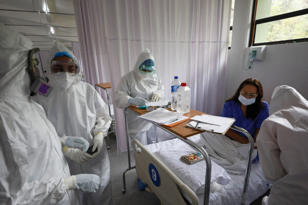 רופאים בודקים חולת קורונה במקסיקו סיטי, בירת מקסיקו. במדינה נפטרו לפחות 1,320 אנשי רפואה מנגיף הקורונה (AP Photo/Rebecca Blackwell)
