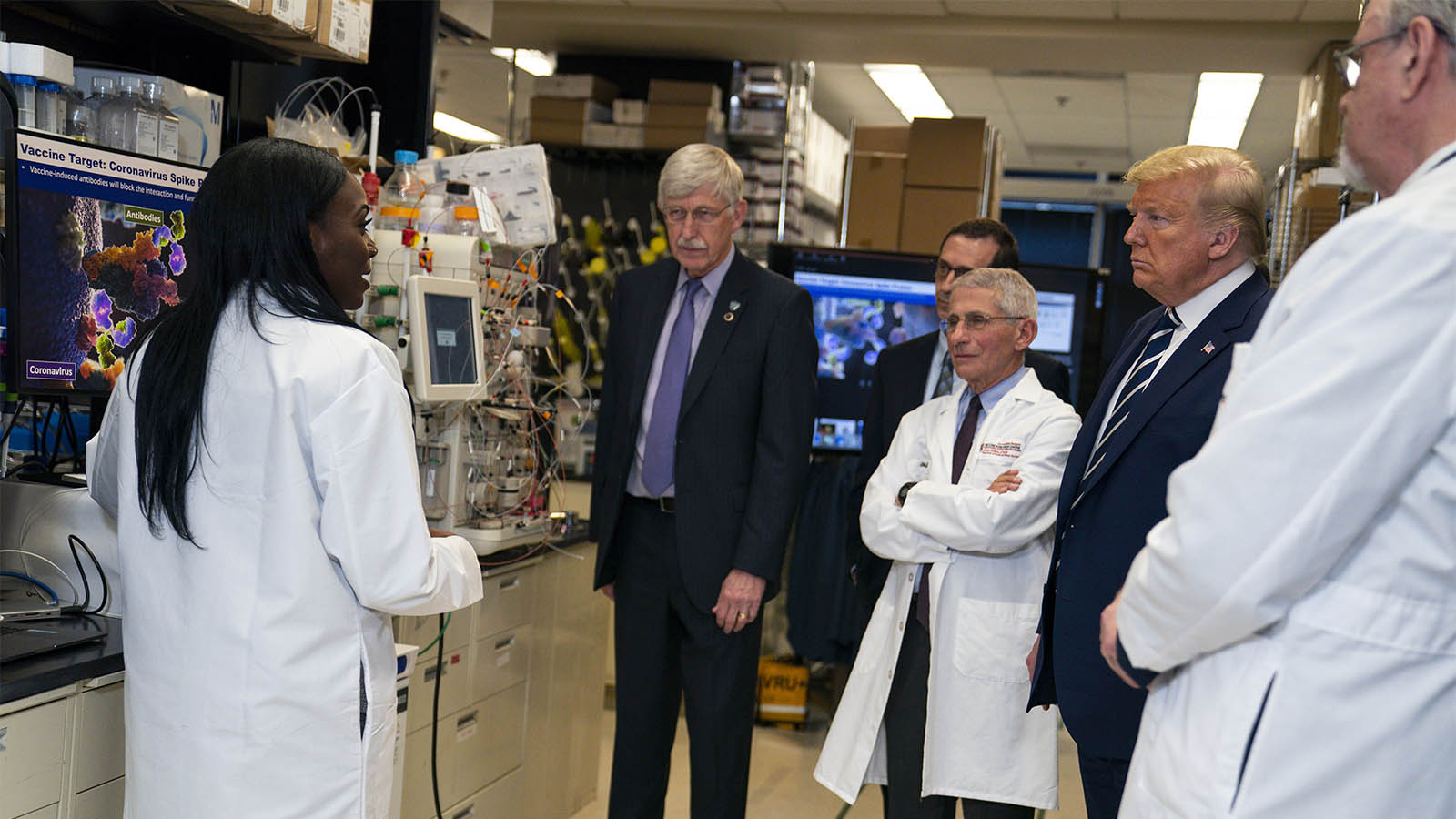 הנשיא טראמפ בסיור במעבדות העוסקות בחקר הנגיף במרכז הבריאות הלאומי במרילנד. (AP Photo/Evan Vucci)